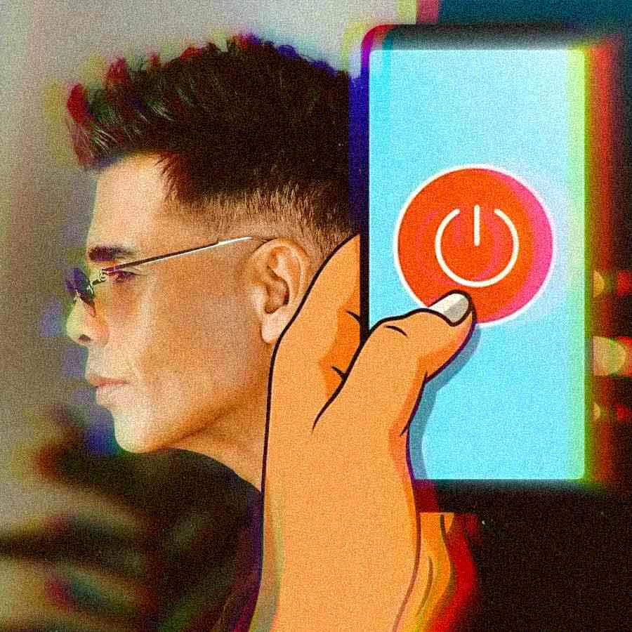 ফোনের কাছে থেকেও যখন দূরে কর্ণ জোহর।