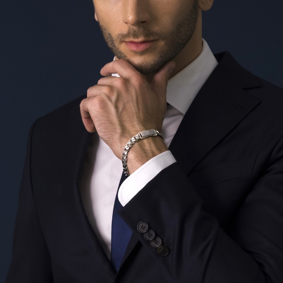 নারী, পুরুষ, প্রান্তিক যৌনপরিচয় ও লিঙ্গপরিচয়ের মানুষ, নির্বিশেষে এই ধাতুর গয়না পরেন।