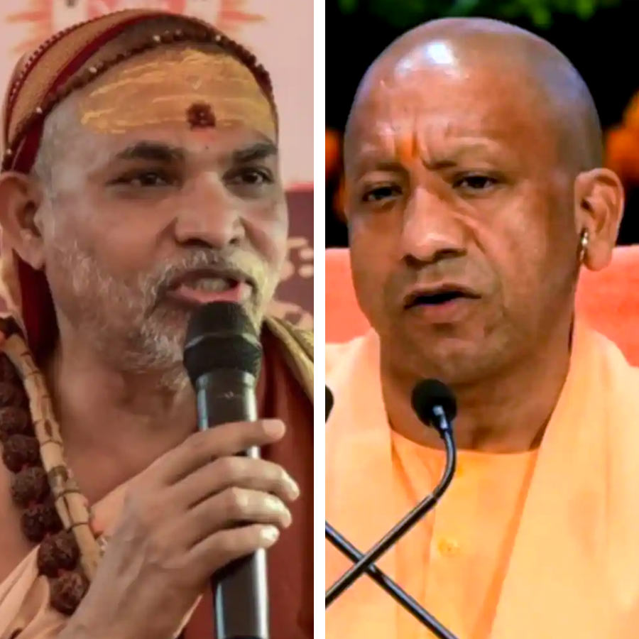 (বাঁ দিকে) শঙ্করাচার্য স্বামী অভিমুক্তেশ্বরানন্দ সরস্বতী। উত্তরপ্রদেশের মুখ্যমন্ত্রী যোগী আদিত্যনাথ (ডান দিকে)।