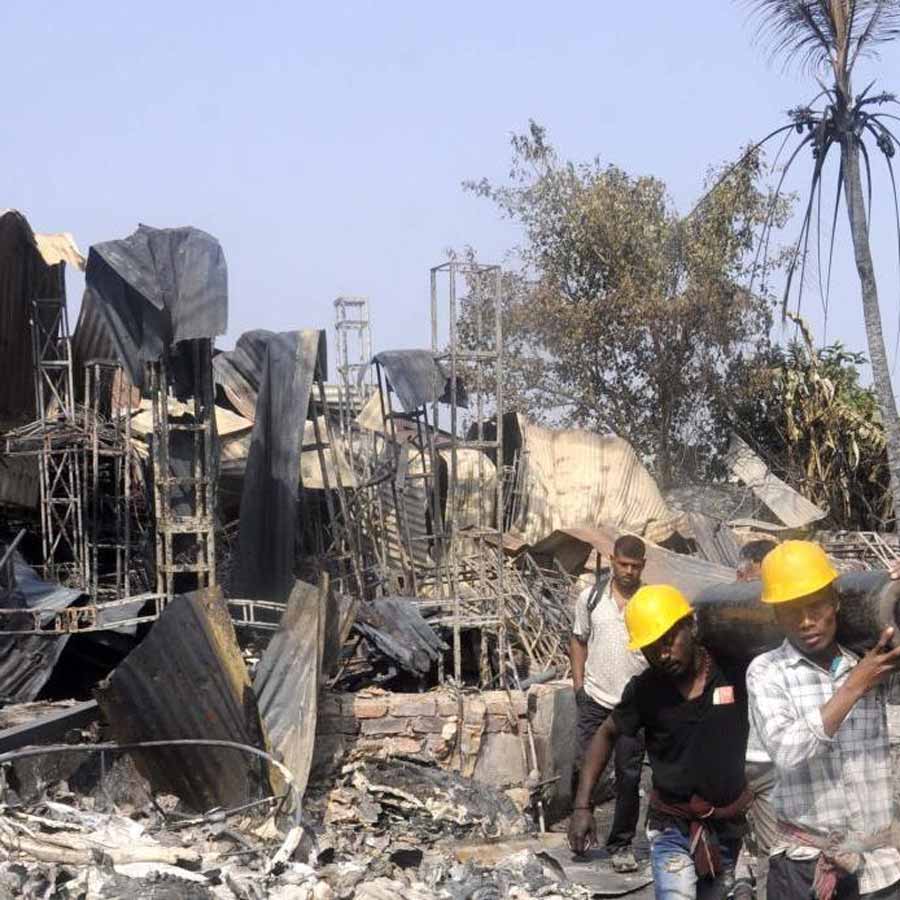 নাজিরাবাদে অগ্নিকাণ্ডের পরে চলছে উদ্ধারকার্য।