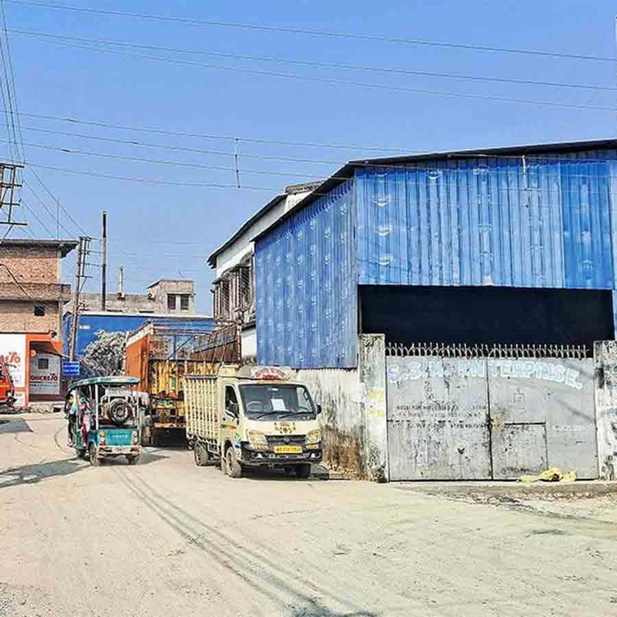 পুরনো পরিকাঠামো নিয়েই চলছে তালবান্দা-বোদাই শিল্পাঞ্চল। মঙ্গলবার।