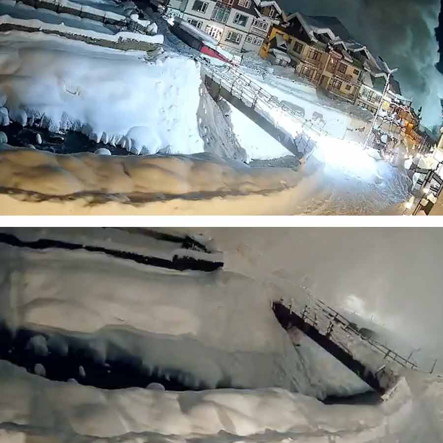 তুষারধসের আগে এবং পরে। মঙ্গলবার রাতে কাশ্মীরের সোনমার্গে।