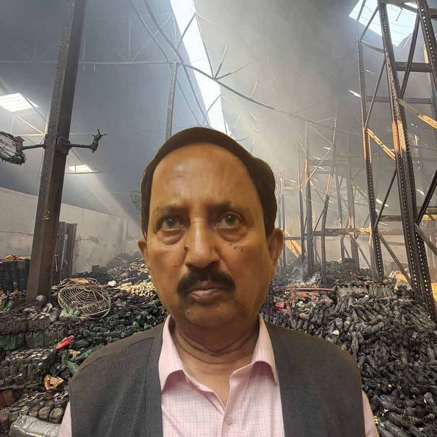 ডেকরেটিং গুদামের মালিক গঙ্গাধর দাস।