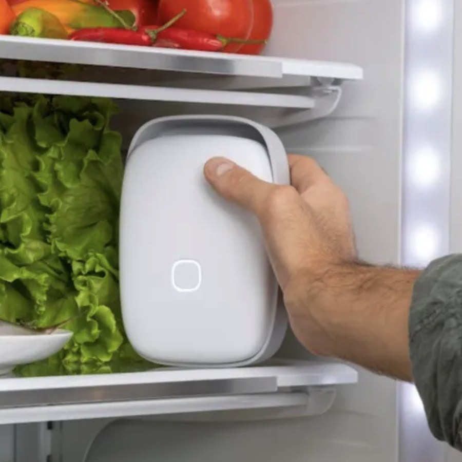 ডিভাইসটির ভিতরের নীল এলইডি আলো সহ উদ্ভাবনী ফোটোক্যাটালিটিক প্রযুক্তি খাবার তাজা রাখতে সাহায্য করে।