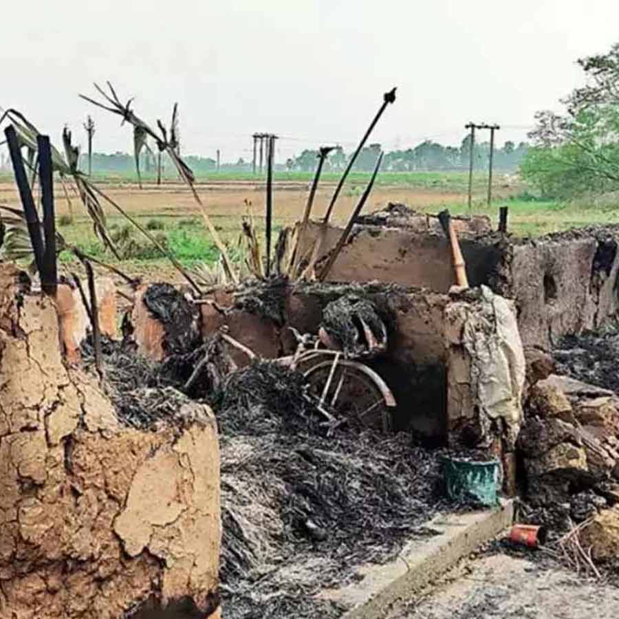 আগুন লাগানোর পর বগটুইয়ের ভস্মীভূত হয়ে যাওয়া একটি বাড়ি।