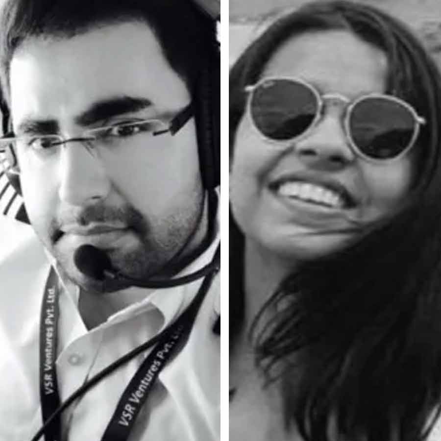 (বাঁ দিকে) ক্যাপ্টেন সুমিত কুমার এবং ফার্স্ট অফিসার শম্ভবী পাঠক।