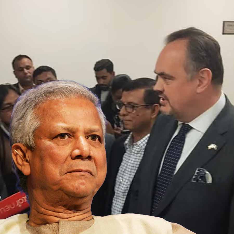 (বাঁ দিকে) বাংলাদেশের অন্তর্বর্তী সরকারের প্রধান উপদেষ্টা মুহাম্মদ ইউনূস। ঢাকায় নিযুক্ত মার্কিন রাষ্ট্রদূত ব্রেন্ট ক্রিস্টেনসেন (ডান দিকে)।