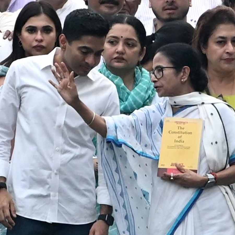 অভিষেক বন্দ্যোপাধ্যায়ের সঙ্গে মমতা বন্দ্যোপাধ্যায়।