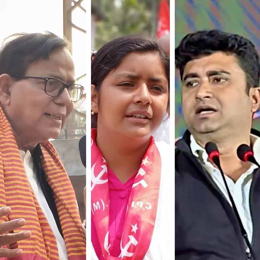 (বাঁ দিক থেকে) মহম্মদ সেলিম, মীনাক্ষী মুখোপাধ্যায়, শতরূপ ঘোষ।