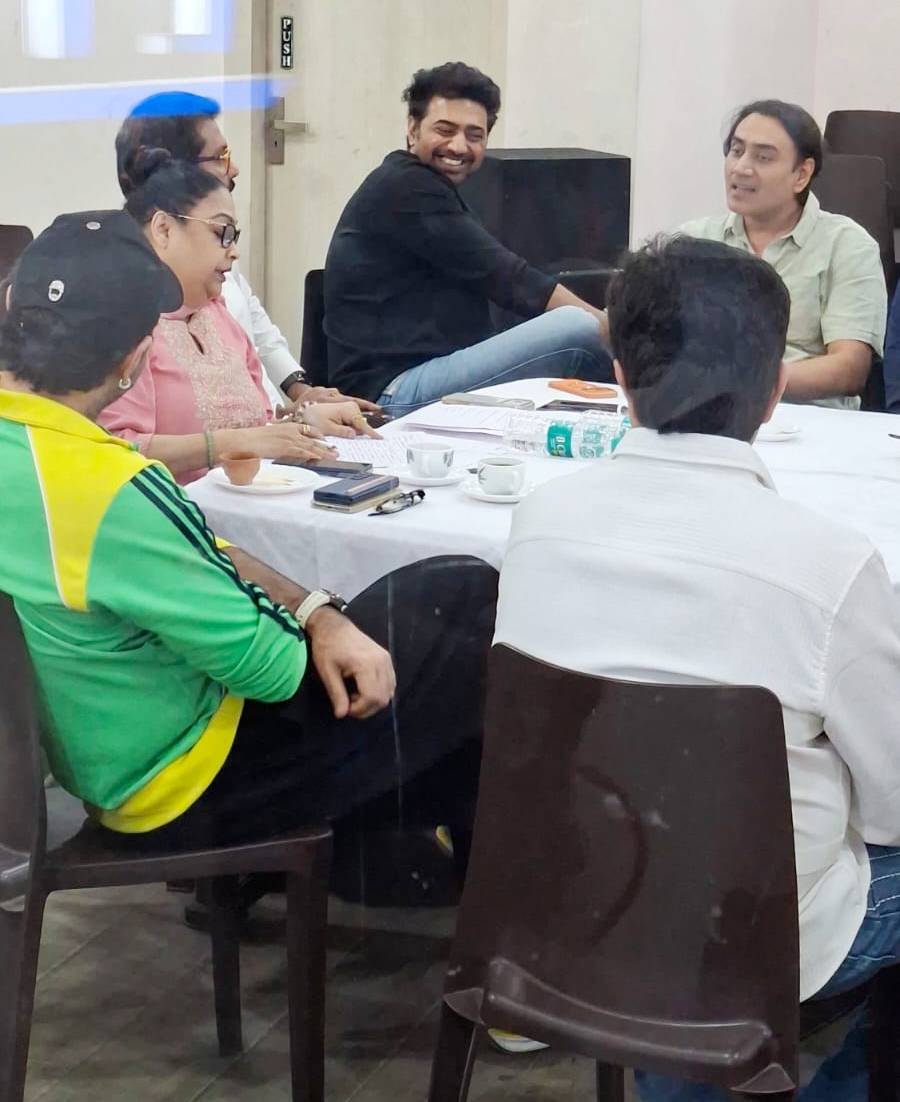 বৈঠকের ফাঁকে খোশমেজাজে বাকি সদস্যদের সঙ্গে দেব আর জিৎ।