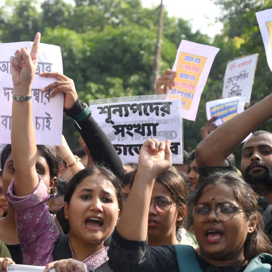 এসএলএসটি-র নতুন চাকরিপ্রার্থীদের বিকাশ ভবন অভিযান।