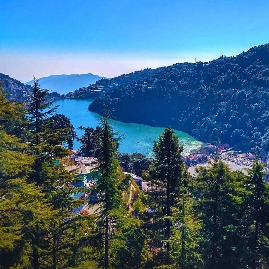 পাহাড়ের মাথা বা রোপওয়ে থেকে এমনই দেখায় নৈনিতাল।