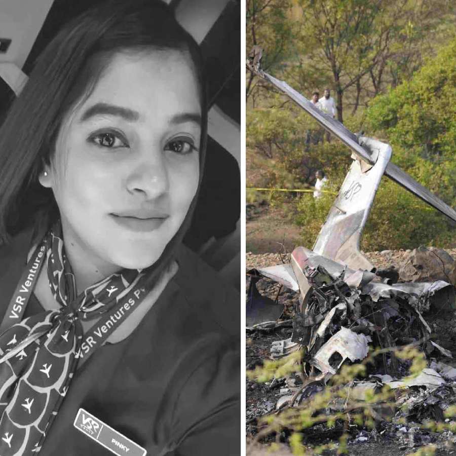 (বাঁ দিকে) অজিত পওয়ারের বিমানের বিমানকর্মী পিঙ্কি মালি। ভেঙে পড়া সেই বিমানের ধ্বংসস্তূপ (ডান দিকে)।