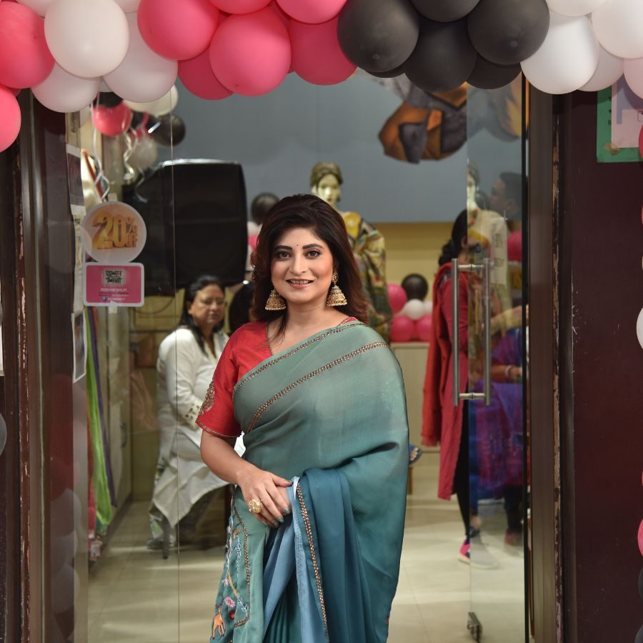 ভিড় জমেছিল চেনা চত্বরে, কিন্তু অপেক্ষার পারদ চড়ছিল একজনকে ঘিরে। রেশম শিল্পীর শাড়িতে সেজে যখন অনুষ্ঠান মঞ্চে এসে দাঁড়ালেন অভিনেত্রী সন্দীপ্তা সেন, তখন যেন রেশমের আভিজাত্য আরও একবার জীবন্ত হয়ে উঠল। হাসিমুখে তিনি ভাগ করে নিলেন নিজের শাড়ি-স্মৃতি, মনে করিয়ে দিলেন কেন বাঙালির আলমারিতে রেশম শিল্পী আজও এক অপরিহার্য নাম।