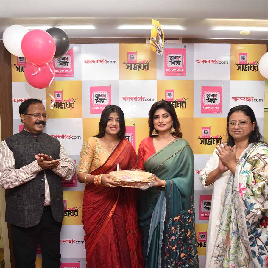 শাড়ির ভাঁজে লুকিয়ে থাকে কোনও না কোনও স্মৃতি। সায়নী মজুমদার যখন মঞ্চে এলেন, তাঁর সাজে যেন সেই হারানো দিনগুলোর প্রতিচ্ছবি। তাঁর পাঠানো ছবিতে যে স্নিগ্ধতা ছিল, সশরীরে পুরস্কার নেওয়ার মুহূর্তেও সেই একই আত্মবিশ্বাসের প্রতিফলন দেখা গেল। সায়নীর হাত ধরেই শুরু হলো এ দিনের বিজয়ী বরণের পালা।