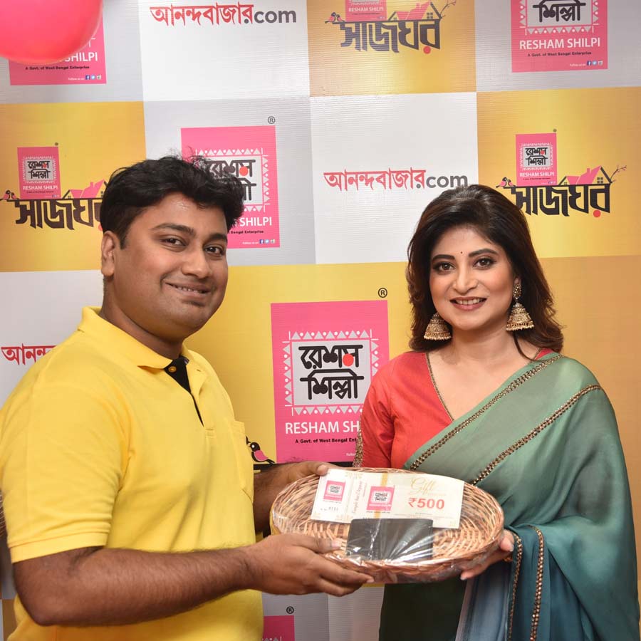 শাড়ি বা রেশম মানেই কি কেবল নারীর সাজ? সেই ধারণা ভেঙে দিলেন শাশ্বত দত্ত রায়। পুরুষদের আভিজাত্য যে রেশমের কারুকাজে কতটা বর্ণময় হতে পারে, শাশ্বতর ব্যক্তিত্বে তা ফুটে উঠেছিল। সন্দীপ্তা সেনের হাত থেকে পুরস্কার নেওয়ার সেই মুহূর্তটি ছিল অনুষ্ঠানের অন্যতম সেরা ফ্রেম।