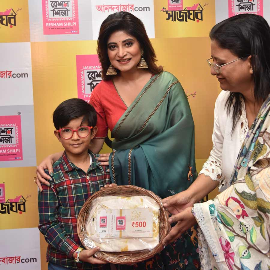 অনুষ্ঠান মঞ্চে সবথেকে বেশি হাততালি কুড়িয়ে নিল ছোট্ট আহান সেন চৌধুরী। বয়সে ছোট হলে কী হবে, রেশম শিল্পীর সাজে তার রাজকীয় উপস্থিতি ছিল দেখার মতো। খুদে এই সদস্যের চোখেমুখে যে আনন্দ ধরা পড়ল, তা যেন রেশম শিল্পীর আগামী ৭০ বছরের জয়যাত্রারই আগাম বার্তা দিয়ে গেল।