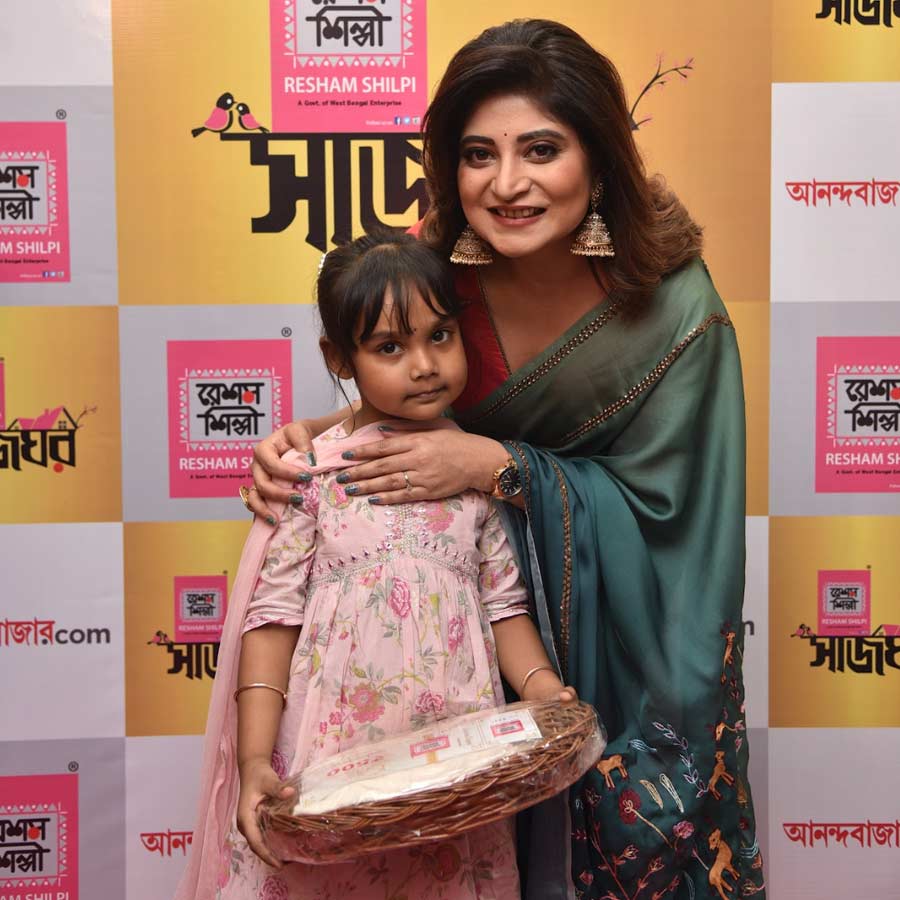 মিষ্টি হাসি আর আত্মবিশ্বাসী ভঙ্গিমায় মঞ্চ মাতিয়ে দিল খুদে আরাধ্যা চক্রবর্তী। সন্দীপ্তার হাত থেকে যখন সে উপহারটি তুলে নিল, ক্যামেরার ফ্ল্যাশবাল্বগুলো তখন যেন এক লহমায় স্থির হয়ে গিয়েছিল। আগামী দিনের এই ছোট্ট প্রতিনিধিরাই যে বাঙালির ঐতিহ্যের আসল উত্তরাধিকারী, তা আরাধ্যার সাজেই ছিল পরিষ্কার।