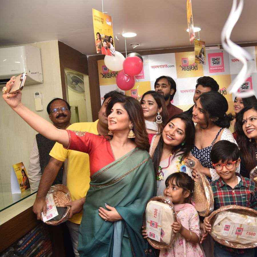 অনুষ্ঠানের শেষে এক ফ্রেমে ধরা দিলেন ১১ জন বিজয়ী, সঙ্গে সন্দীপ্তা সেন এবং রেশম শিল্পী পরিবার। ৬৯তম জন্মদিনের এই সন্ধ্যা কেবল উপহার দেওয়ার ছিল না, ছিল ঐতিহ্যের মশালকে পরের প্রজন্মের হাতে তুলে দেওয়ার। স্মৃতি, আড্ডা আর ভালোলাগার রেশটুকু সঙ্গে নিয়েই ইতি পড়ল এক বর্ণময় উদ্‌যাপনের। এটি একটি স্পনসর্ড প্রতিবেদন। এই প্রতিবেদনটি ‘রেশম শিল্পী’—এর সঙ্গে এবিপি ডিজিটাল ব্র্যান্ড স্টুডিয়ো দ্বারা যৌথ উদ্যোগে প্রকাশিত।