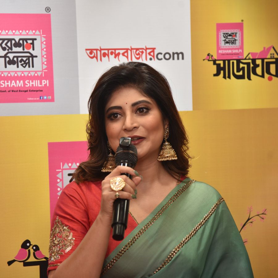 ঘরই তো মনের আয়না। রাতূলা চক্রবর্তী তাঁর বাড়ির এক কোণকে যেভাবে সাজিয়ে তুলেছিলেন, তাতে ফুটে উঠেছিল এক অদ্ভুত শান্তি আর রুচিবোধ। যদিও বিশেষ কারণবশত তিনি এই অনুষ্ঠানে স্বশরীরে উপস্থিত থাকতে পারেননি। তবে অনুষ্ঠানের শুরু থেকে শেষ পর্যন্ত তিনি অনলাইনে উপস্থিত ছিলেন। 