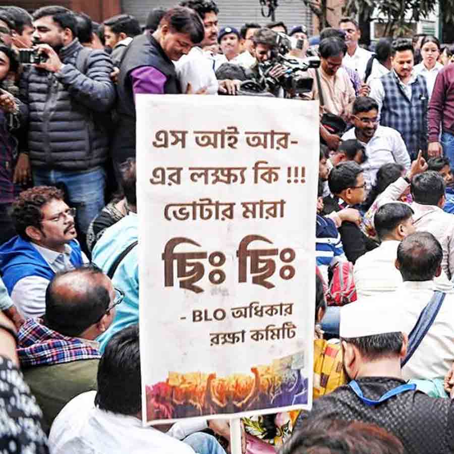 হয়রানি: ডালহৌসি স্কোয়্যারে নির্বাচন কমিশনের অফিসের সামনে বিএলও-দের বিক্ষোভ। ৪ ডিসেম্বর, ২০২৫।