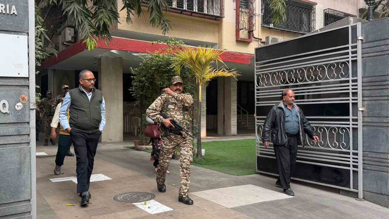 সাতসকালে সিবিআই হানা আলিপুরে।