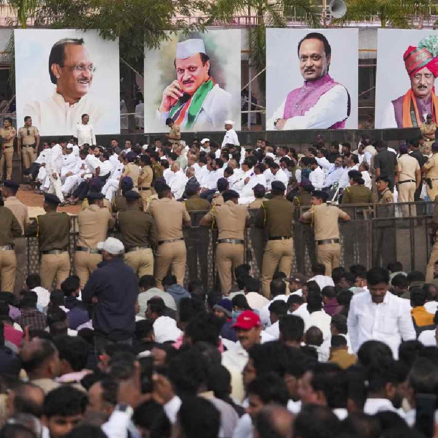 অজিত পওয়ারের শেষকৃত্যে ভিড় নেতা-কর্মী এবং সমর্থকদের। বৃহস্পতিবার সকালে বারামতীতে।