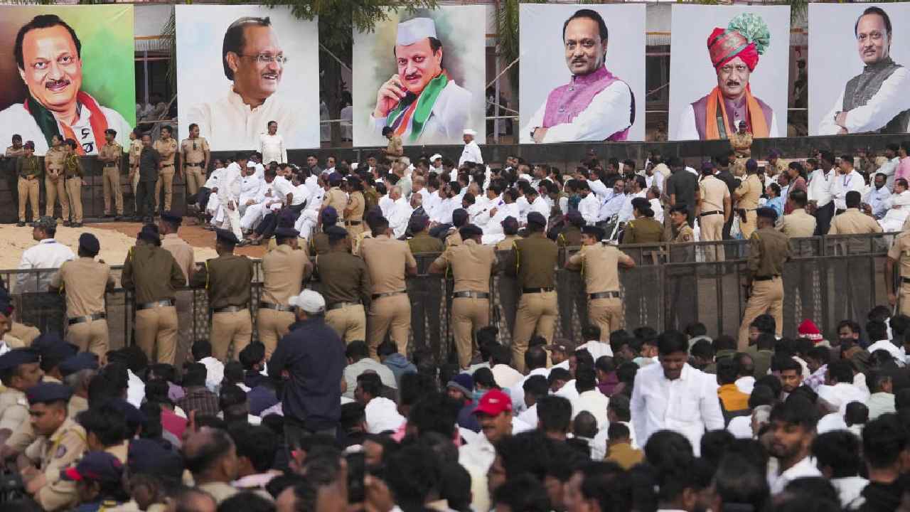 অজিত পওয়ারের শেষকৃত্যে ভিড় নেতা-কর্মী এবং সমর্থকদের। বৃহস্পতিবার সকালে বারামতীতে।