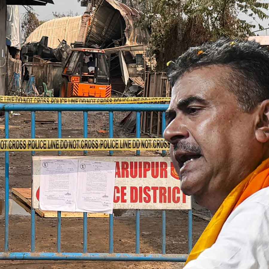 আনন্দপুরের ঘটনাস্থলে পাঁচের বেশি জমায়েত নিষিদ্ধ করার নোটিসও সাঁটানো হয়েছে গার্ডরেলে। বৃহস্পতিবার দুপুরে সেখানে যাওয়ার কথা শুভেন্দু অধিকারীর।