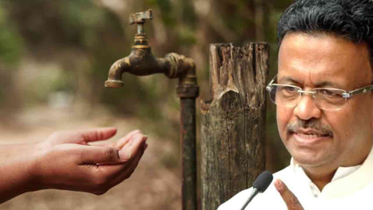 কলকাতার বিস্তীর্ণ অংশে পানীয় জল সরবরাহ সাময়িক ভাবে বন্ধ রাখার সিদ্ধান্ত নিয়েছেন কলকাতা পুরসভার মেয়র ফিরহাদ হাকিম।