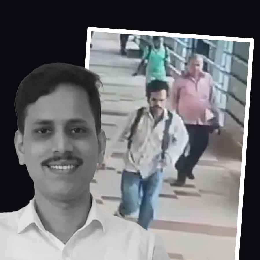 (বাঁ দিকে) মুম্বইয়ে লোকাল ট্রেনে খুন হওয়া অধ্যাপক অলোক সিংহ। সিসিটিভি ফুটেজে ধরা পড়া অভিযুক্তের ছবি (ডান দিকে)।