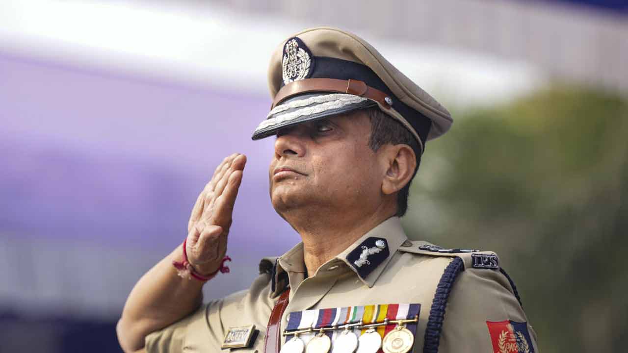 বৃহস্পতিবার আলিপুর বডিগার্ড লাইনে তাঁর ফেয়ারওয়েল প্যারেড অনুষ্ঠানে ডিজি রাজীব কুমার। ছবি: পিটিআই।