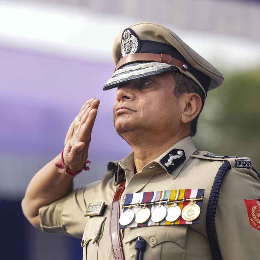বৃহস্পতিবার আলিপুর বডিগার্ড লাইনে তাঁর ফেয়ারওয়েল প্যারেড অনুষ্ঠানে ডিজি রাজীব কুমার। ছবি: পিটিআই।