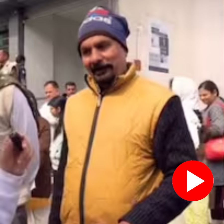 Video shows man supporting child outside JEE exam centre, Internet praises