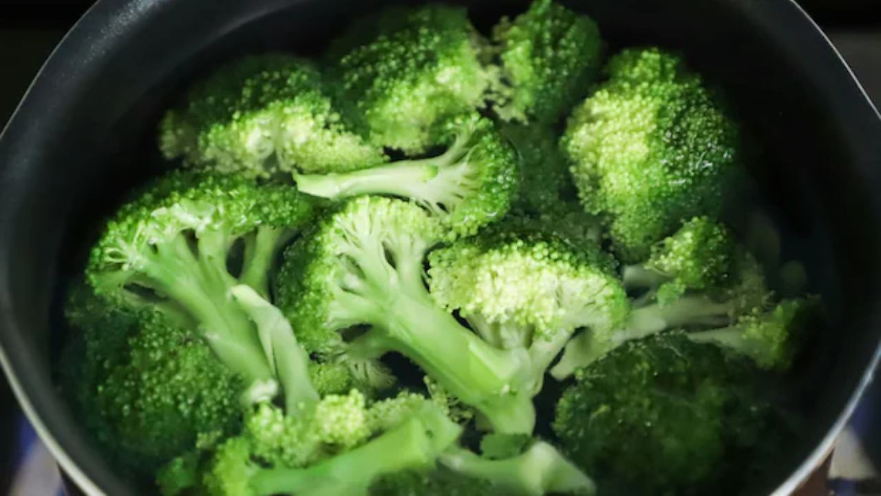 পাতে ব্রকোলি রাখুন রকমারি উপায়ে।