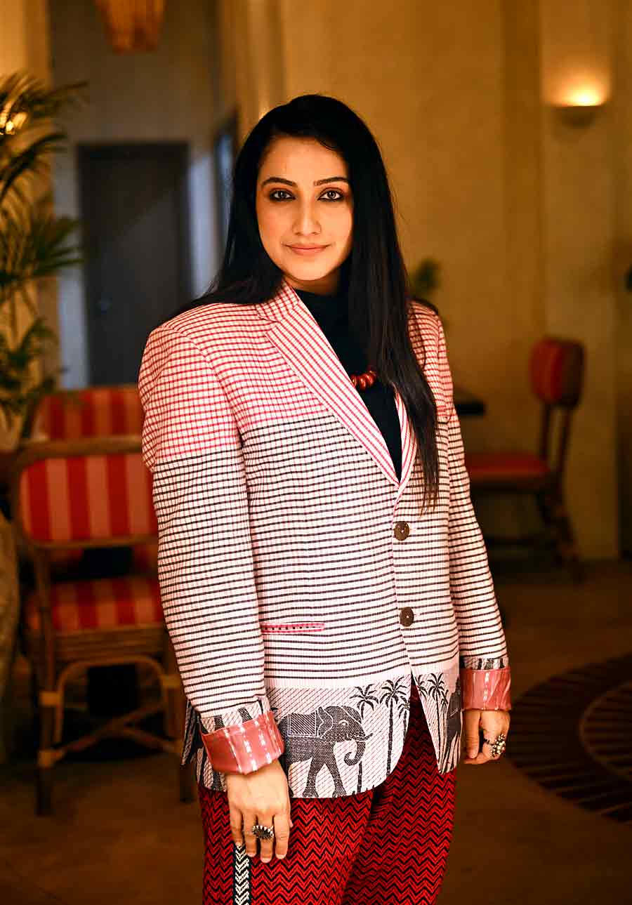 সাদার উপরে লাল কালো চেক জ্যাকেটে।