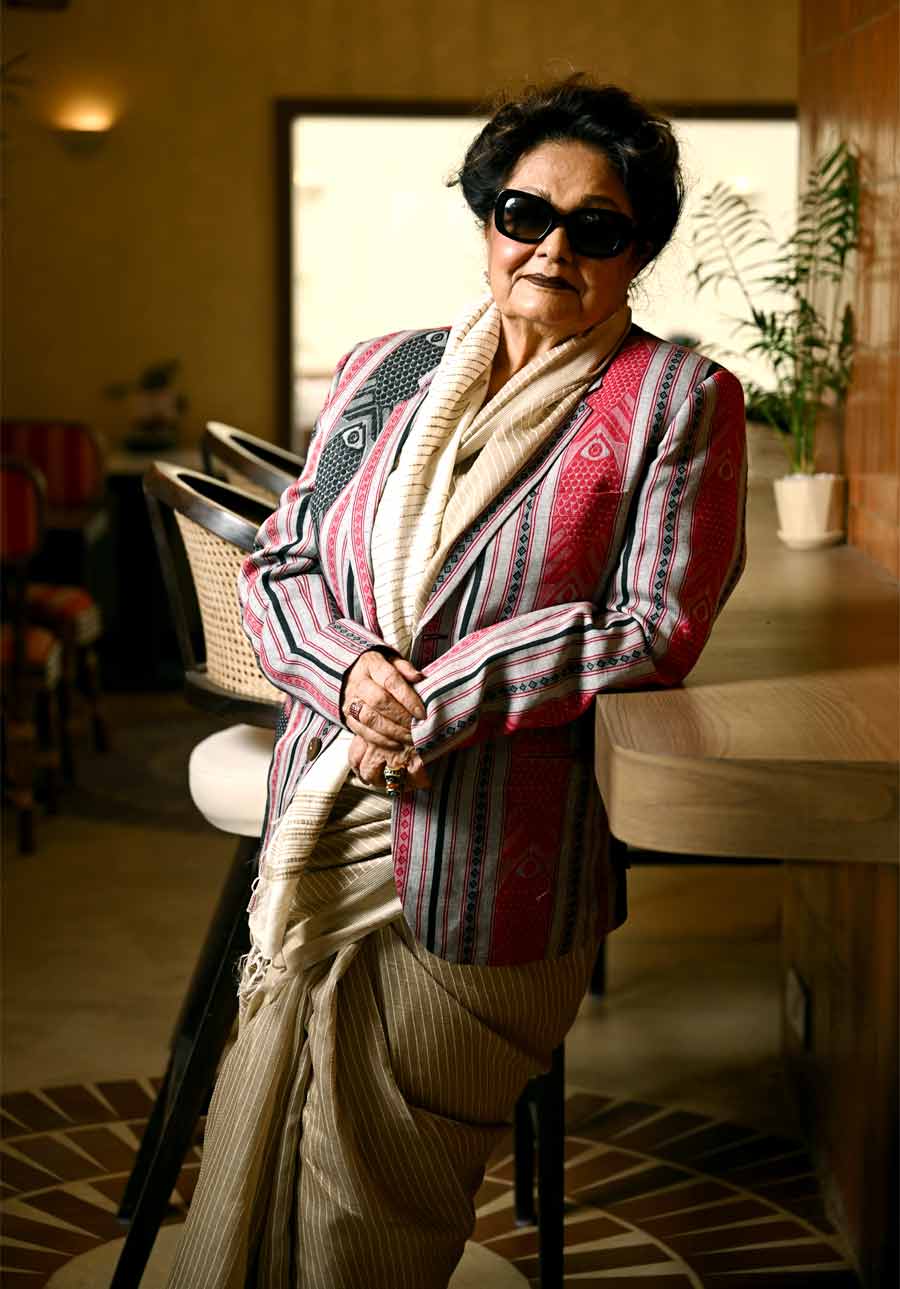 মাছ বুনটের ওয়েস্ট কোট পরেছেন পারমিতা তসর শাড়ির সঙ্গে।