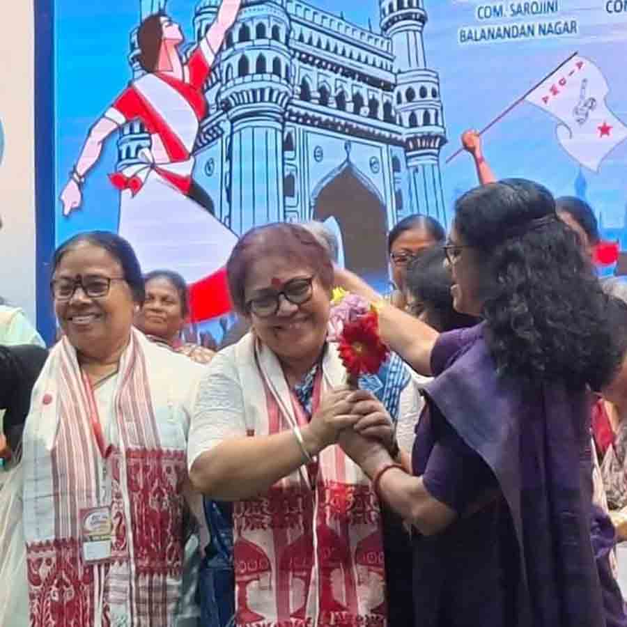 গণতান্ত্রিক মহিলা সমিতির সর্বভারতীয় সভাপতি ও সাধারণ সম্পাদক নির্বাচিত হওয়ার পরে পি শ্রীমতি ও কনীনিকা ঘোষ (ডান দিকে)। হায়দরাবাদে।