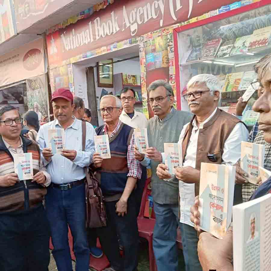 পশ্চিমবঙ্গ ও কেরলের পরিস্থিতি নিয়ে বই প্রকাশের পরে সিপিএম নেতৃত্ব। বইমেলায়।