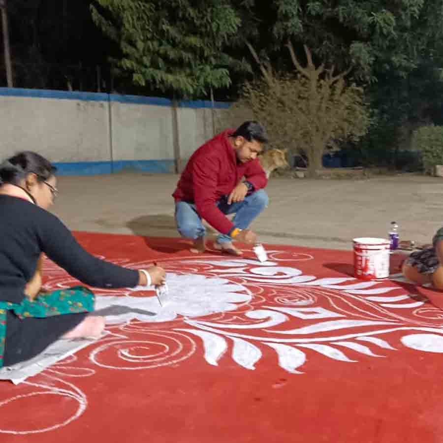 চলছে আলপনা আঁকার কাজ।