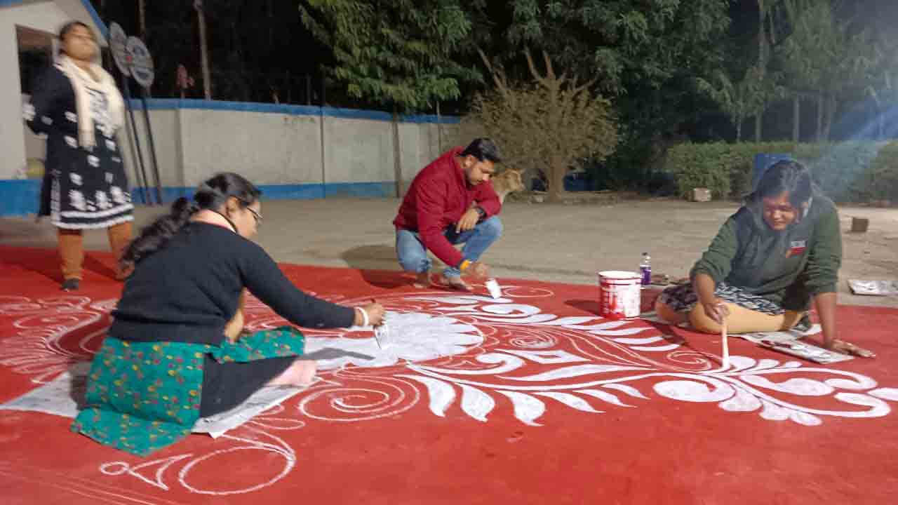 চলছে আলপনা আঁকার কাজ।