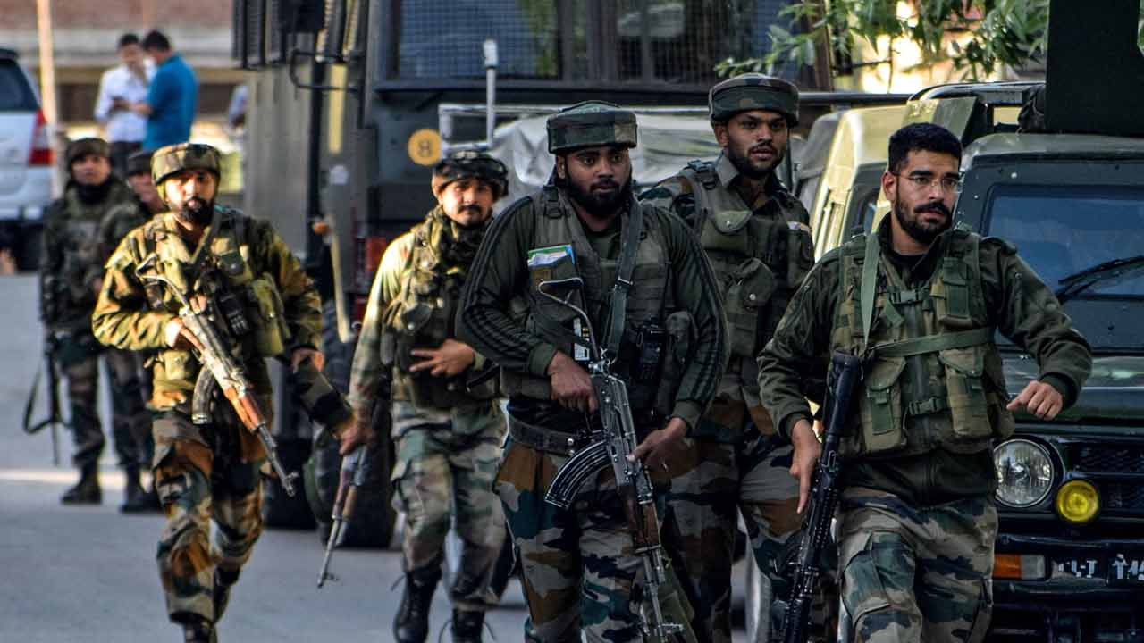 জম্মু ও কাশ্মীরে নিরাপত্তাবাহিনীর নজরদারি চলছে।