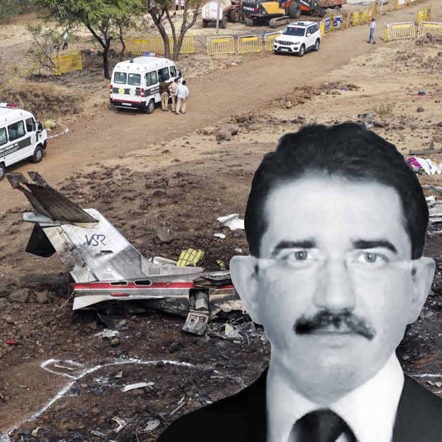 বারামতীতে বিমনা দুর্ঘটনায় মৃত্যু পাইলট সুমিত কপূরের। গ্রাফিক: আনন্দবাজার ডট কম।