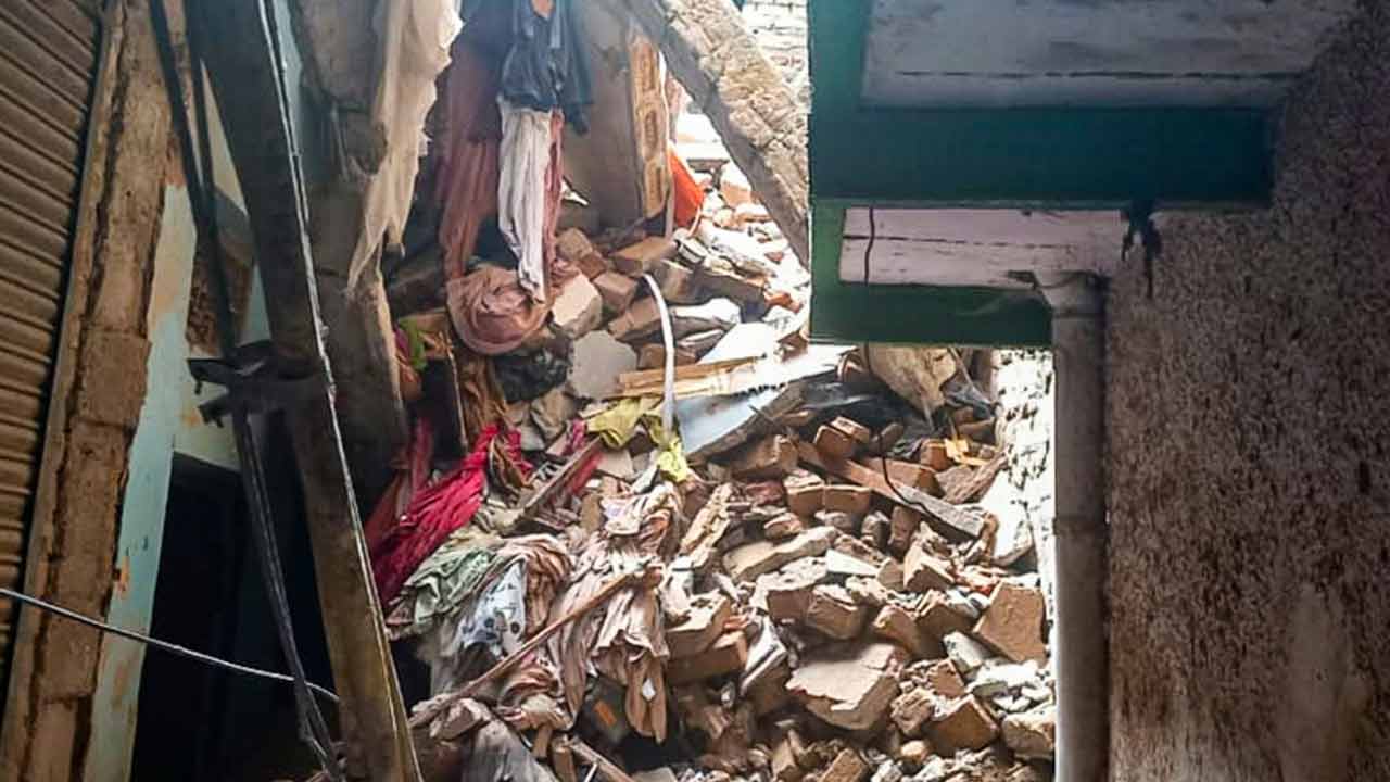 দিল্লিতে ভেঙে পড়া সেই বাড়ির ছবি।