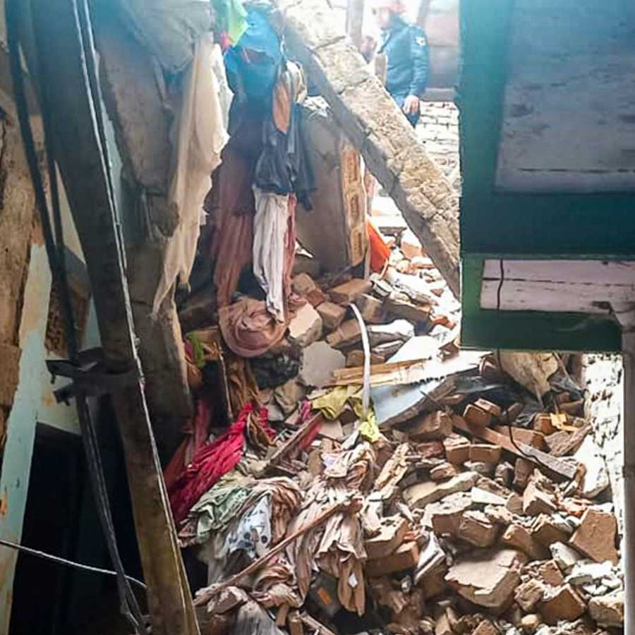 দিল্লিতে ভেঙে পড়া সেই বাড়ির ছবি।