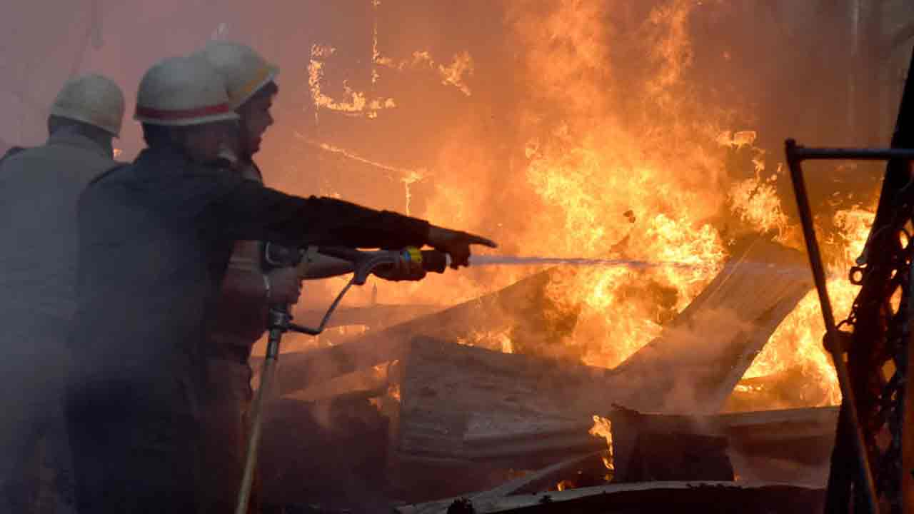 Fire at slum area in Chitpur, one dead
