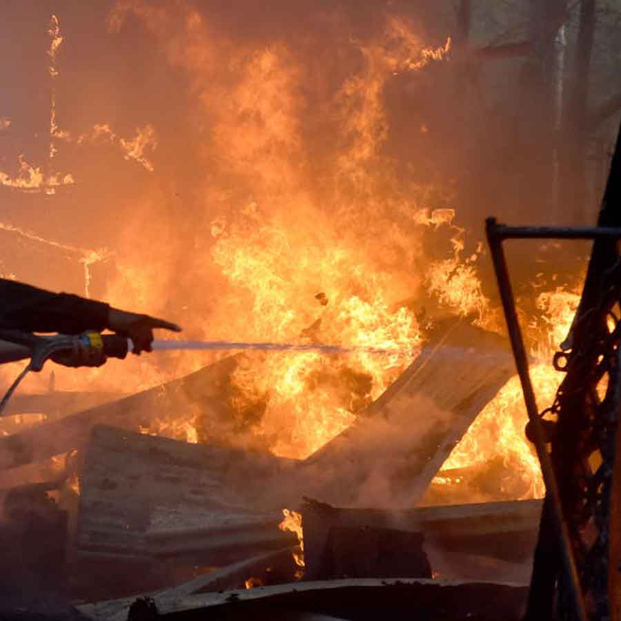 Fire at slum area in Chitpur, one dead
