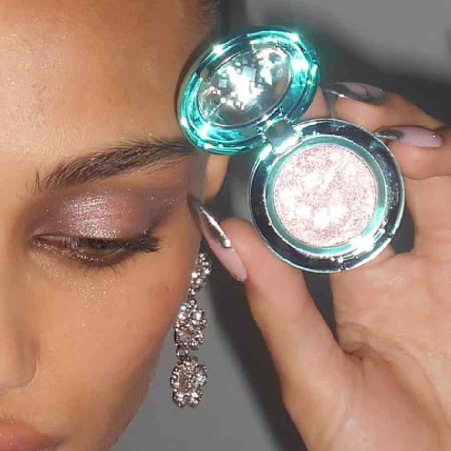 আইশ্যাডোতেও  পড়েছে জেলির ছোঁয়া।  