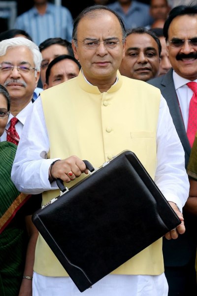 অর্থমন্ত্রী অরুণ জেটলির বাজেট পেশের আগে। হাতে কালো অ্যাটাচি। 