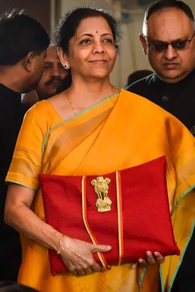 ২০২০ সালেও লাল কাপড়ে মোড়া বাজেটের খাতা নিয়েই সংসদে আসেন নির্মলা। 